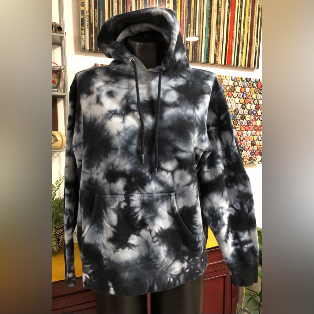 Independent pullover hooded sweatshirt .